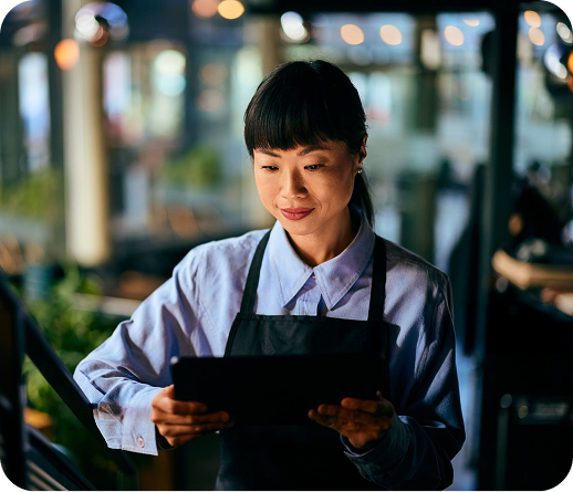 Mesera tomando un pedido en una tablet