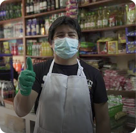 Bodeguero atendiendo detrás del mostrador